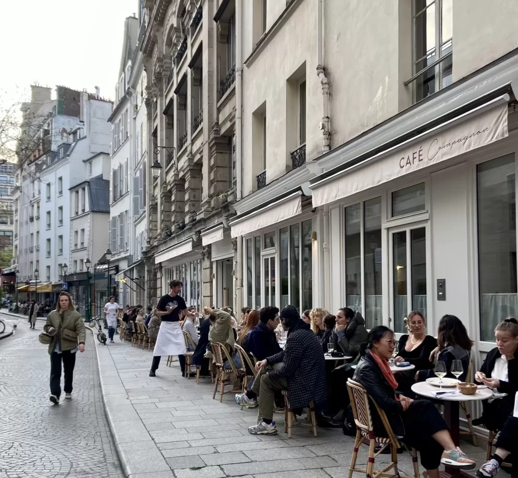 The small terraces on the side streets of Rue Montorgueil are always popular, especially in the afternoons and during the weekends.