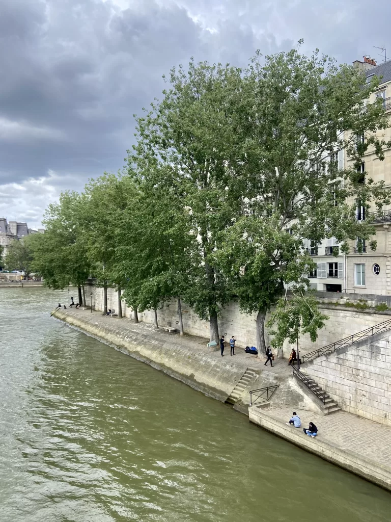 Île Saint-Louis, Paris. Discover the Seine river island and other pretty places in Paris at parisiansundays.com