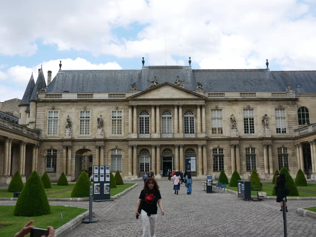 Les Jardin des Archives Nationales - read more about Le Marais at parisiansundays.com